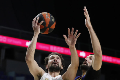 Mirotic, el mejor del partido, intenta taponar a Llull.