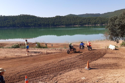 El circuito de motocross del Off Road Park La Clua emerge en verano cuando baja el nivel del pantano de Rialb.
