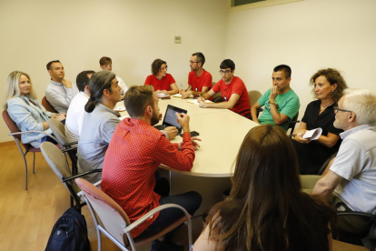 Membres de l’Aliança Contra la Pobresa Energètica i la PAH, ahir amb els grups municipals.