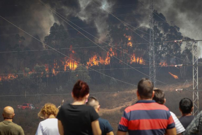 L’incendi continuava ahir actiu i es van evacuar 3.000 persones.