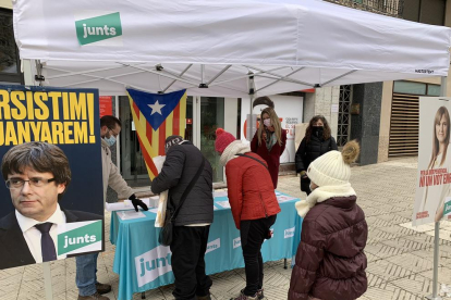 Ciudadanos firmando para avalar la candidatura de JxCat, en Lleida.