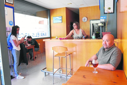 Imagen del bar Els Arcs de La Seu, que ayer volvió a abrir el interior del local. 