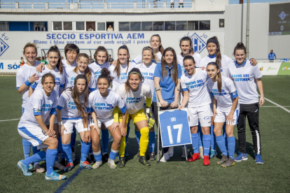 Las jugadoras del AEM, el 1 de marzo antes de jugar contra el Pozuelo cuando homenajearon a Uri.