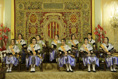 Las “pubilles” de Lleida, vestidas con el traje tradicional, en el pregón de las últimas Festes de Maig, en el que podría ser su último acto. 