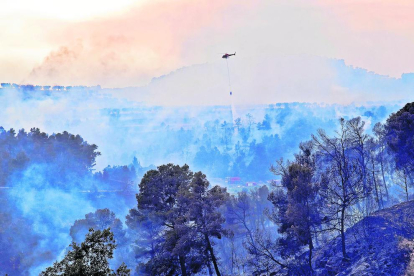 Imatge del foc originat entre Nalec i Rocafort de Vallbona, que va mobilitzar 16 dotacions terrestres i 11 mitjans aeris.