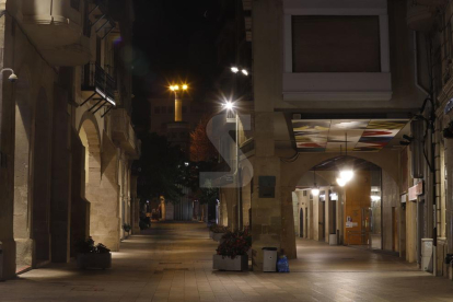 El carrer Major de Lleida, diumenge a la nit després del toc de queda.