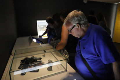 A l’esquerra, una mostra del polèmic mineral coltan, utilitzat als ‘smarthphones’.  A la dreta, Sergi Aloy durant la inauguració.