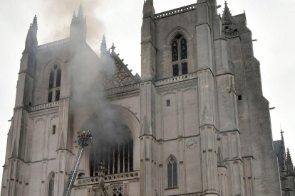 Imatge de les tasques d’extinció de la catedral de Nantes.
