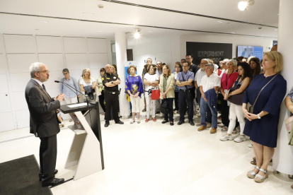 A l’esquerra, una mostra del polèmic mineral coltan, utilitzat als ‘smarthphones’.  A la dreta, Sergi Aloy durant la inauguració.