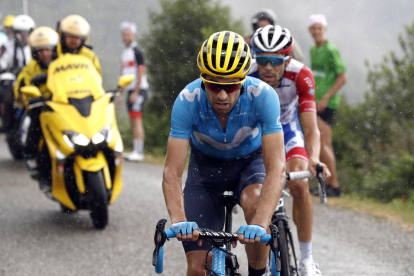 Julian Alaphilippe, a les primeres places del gran grup, va patir de valent per continuar de groc en l’última etapa pirinenca.