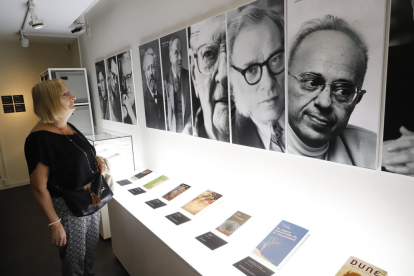 A l’esquerra, una mostra del polèmic mineral coltan, utilitzat als ‘smarthphones’.  A la dreta, Sergi Aloy durant la inauguració.