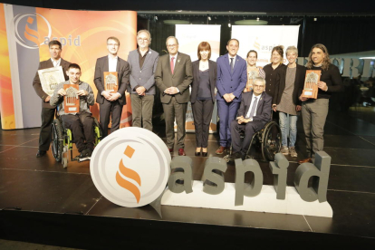 Foto de grupo de los premiados, la directora de Aspid, políticos de Lleida y el president, Quim Torra. 