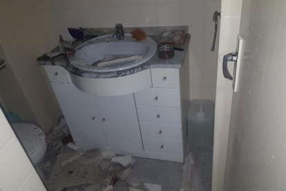 Imagen del lavabo afectado tras la caída del techo.