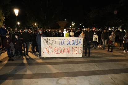 Manifestación contra “la privación de derechos”  -  Decenas de personas se manifestaron ayer frente a la subdelegación del Gobierno en Lleida para criticar el toque de queda “y la privación de derechos” que supone el nuevo decreto de es ...