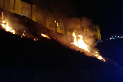 Els Bombers van extingir ahir a la matinada un foc que va calcinar un contenidor a la plaça del Dipòsit de Lleida, al Barri Antic.
