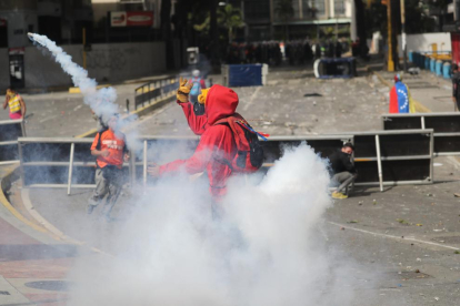 Manifestants s'enfronten a la policia bolivariana