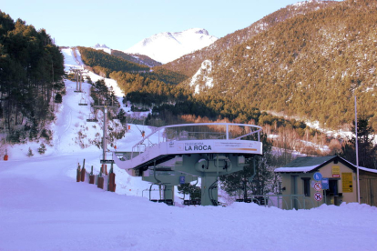 El telecadira de la Roca d’Espot Esquí, parat des del mes de febrer passat al caure una cadira buida.