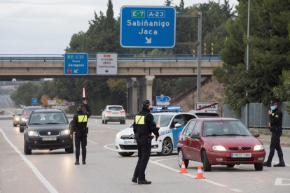 Imagen de controles la semana pasada en Huesca, donde está en vigor un confinamiento perimetral. 