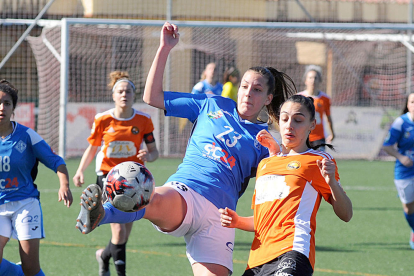 Andrea, autora del gol de l’AEM al primer temps, disputa una pilota amb una jugadora del Parquesol.