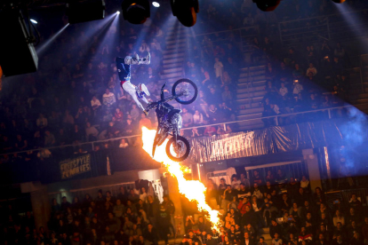 Uno de los pilotos ejecuta uno de sus trucos durante el Freestyle Zombies Resurrection de Lleida.