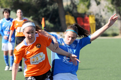 Andrea, autora del gol del AEM en el primer tiempo, disputa un balón con una jugadora del Parquesol.