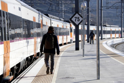 Dos passatgers abans de pujar ahir al tren a Manresa en direcció a Sant Vicenç de Castellet.