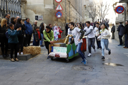 Un dels tretze llits rodadors participants ahir en la Cursa de Llits del Carnaval de Lleida pel centre històric de la ciutat.
