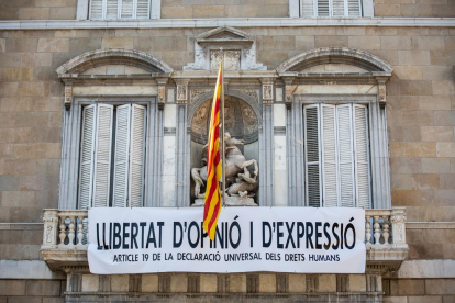 Imagen del balcón del Palau de la Generalitat después de que los operarios colgasen el nuevo cartel.