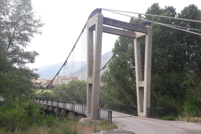 El pont sobre el riu Segre comunica Fígols amb Organyà.