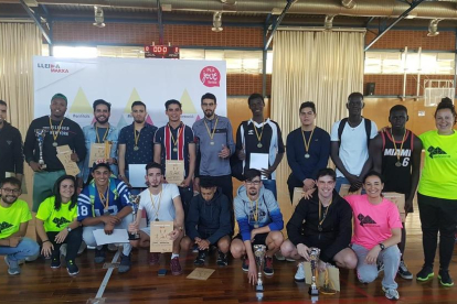 Los futbolistas galardonados, tras la finalización del campeonato organizado por la Paeria.