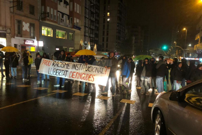 VÍDEO | Unes quaranta persones es manifesten a Lleida contra els dos detinguts