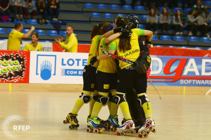 El Vila-sana celebra su clasificación para las semifinales de la Copa de la Reina, tras superar ayer al Palau de Plegamans en el Pavelló Olímpic de Reus.