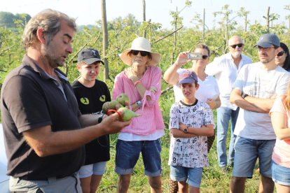 Las familias que participaron ayer en la actividad de promoción de la pera, que se celebró en Alcoletge.