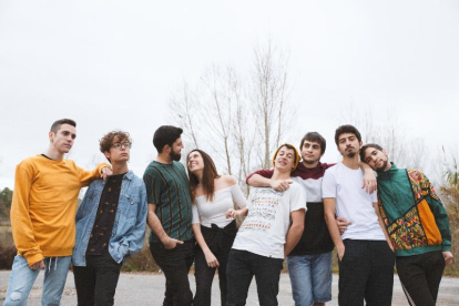 Imagen promocional del álbum con los ocho miembros del grupo.