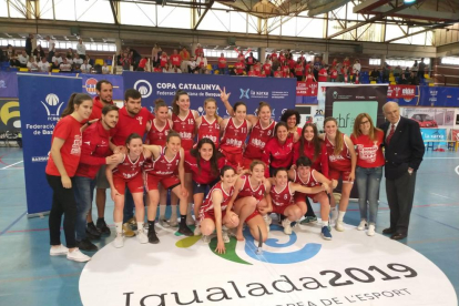 Las jugadoras y el cuerpo técnico del CB Lleida celebran el tercer puesto conseguido.