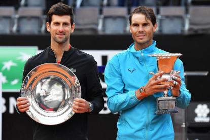 Novak Djokovic i Rafa Nadal, amb els trofeus que els acrediten com a finalista i campió a Roma.