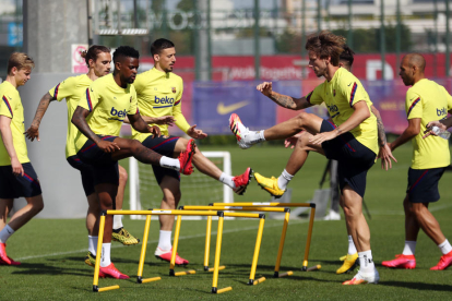 Quique Setién dirige el entrenamiento, en el que la plantilla del Barça estuvo dividida en dos grupos.