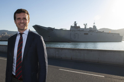 El líder del PP, Pablo Casado, davant del vaixell de guerra ‘Juan Carlos I’ a Getxo, ahir.