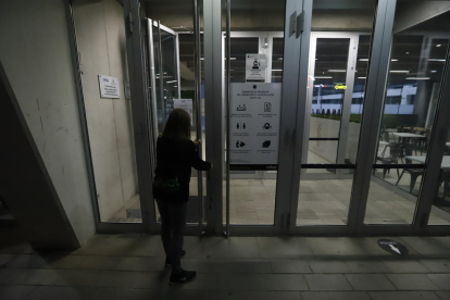 Momento en el que ayer, a las 21,00, el Trèvol cerraba las puertas de sus instalaciones.