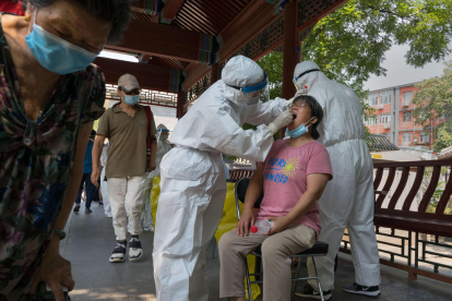 Sanitarios practican test de detección del coronavirus en Pekín.