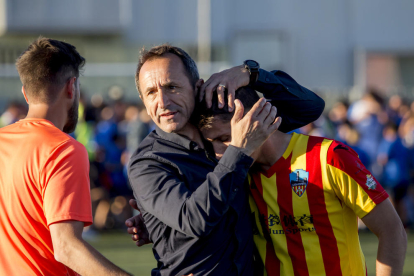 Oliva consola Calavera al camp del Balears al confirmar-se que el Lleida no faria ‘play-off’.