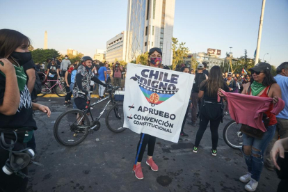 Cientos de chilenos salieron a la calle para celebrar el triunfo.