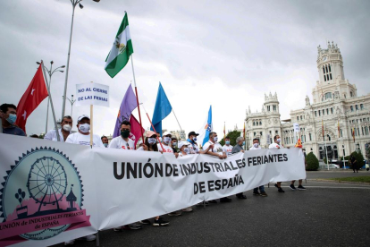 Unos 4.000 feriantes se manifestaron ayer por las calles de Madrid.