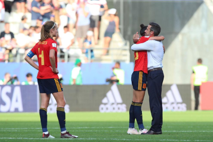 Jorge Vilda abraza a la delantera Jenni Hermoso después de la eliminación frente a Estados Unidos.