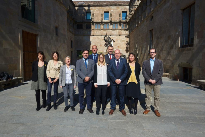 Representants del Conselh i de la Generalitat, ahir a Barcelona.
