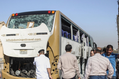 Imatge de l’autobús de turistes atacat a prop de les piràmides.