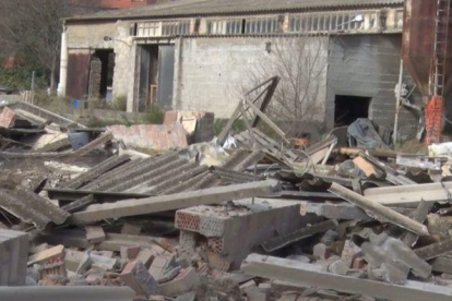 El vent tomba el mur d'una antiga fàbrica a Agramunt