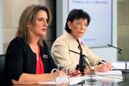 La ministra de Transició Ecològica, Teresa Ribera, amb la portaveu de l’Executiu, Isabel Celaá, ahir.