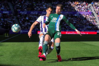 El blanc-i-blau Adrián Embarba lluita per la pilota amb el defensa local Javier Moyano.