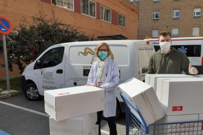 El Magatzem del Perruquer lliura material sanitari a l'Hospital Arnau de Vilanova de Lleida